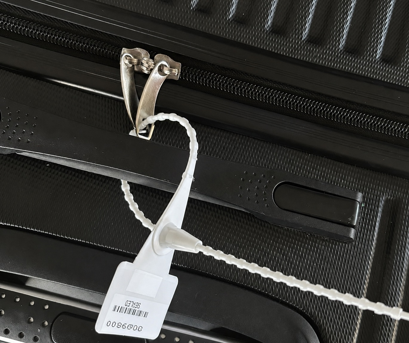 Collier de sécurité HomeBags fixé à une valise